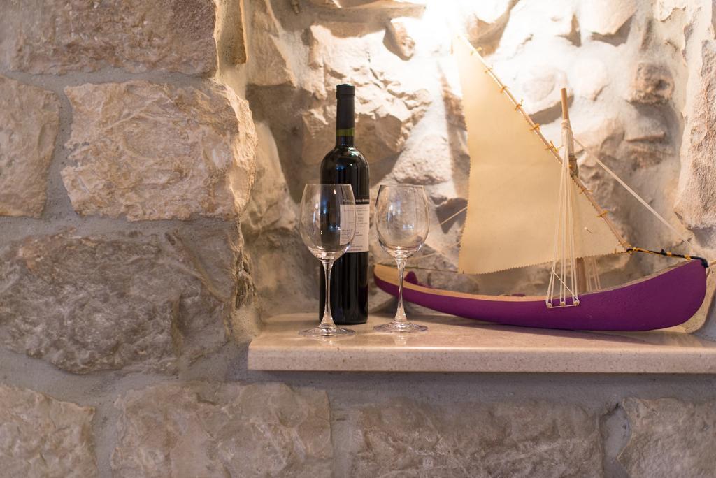 Capo - Old Town - Parking Trogir