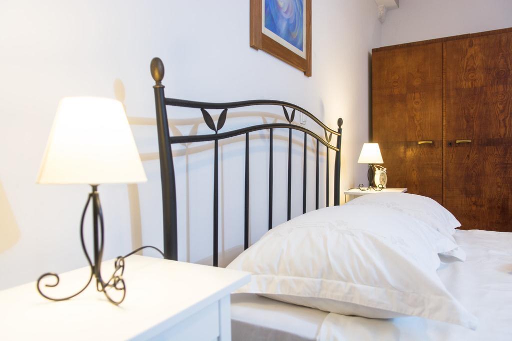 Capo - Old Town - Parking Trogir