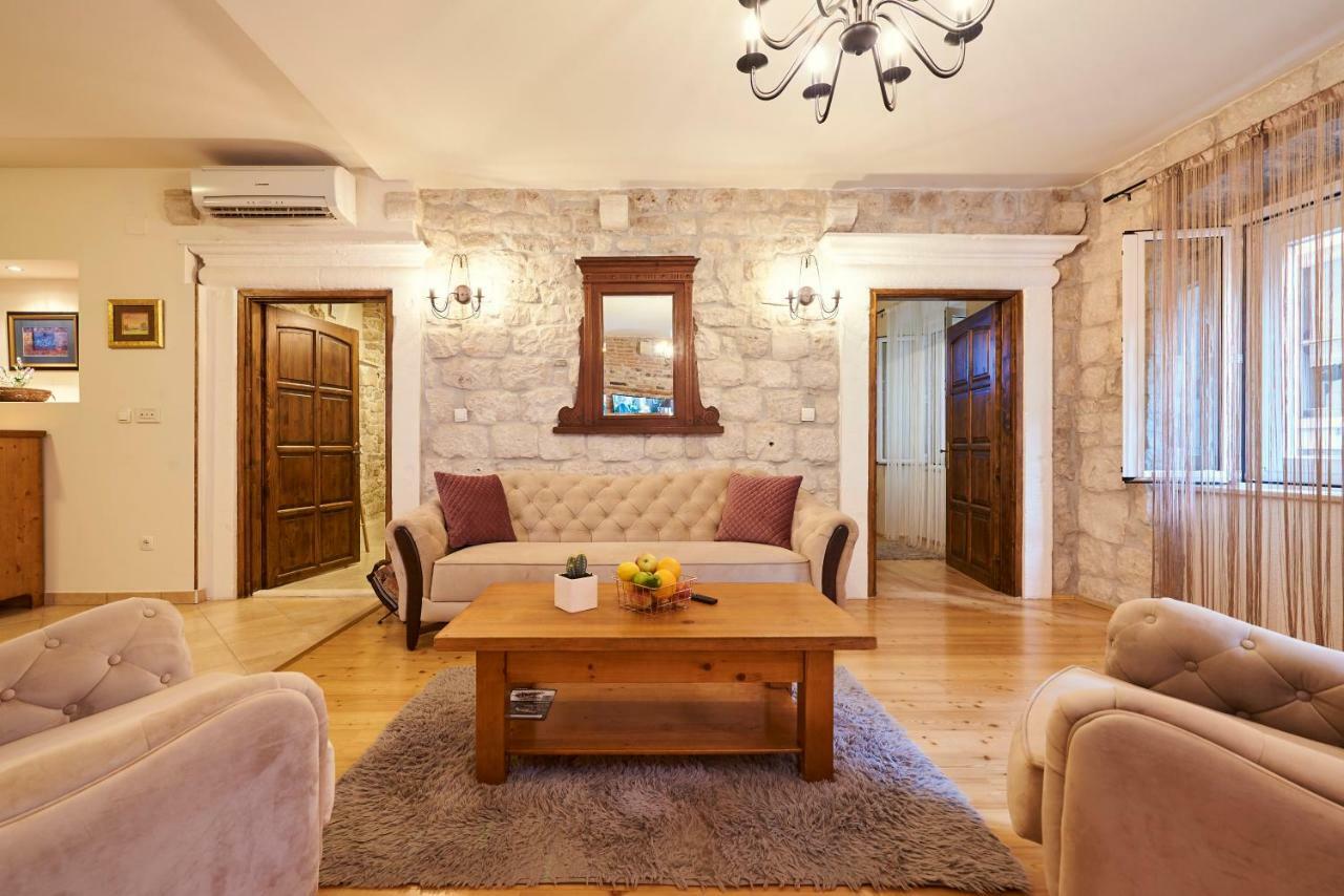 Capo - Old Town - Parking Trogir