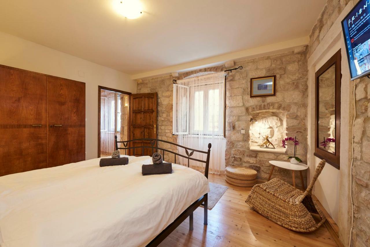 Capo - Old Town - Parking Trogir
